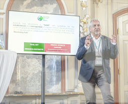 Der Präsident des International Network of Eco Regions, Salvatore Basile, stellt da Netzwerk beim V. World Organic Forum vor.